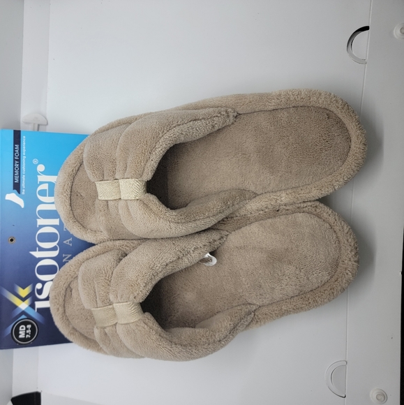 Isotoner Signature Women's Slippers Medium